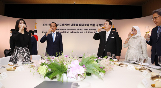 윤석열 대통령이 28일 서울 용산 대통령실 청사에서 열린 조코 위도도(조코위) 인도네시아 대통령 방한 공식 만찬에서 건배를 하고 있다.  왼쪽부터 김건희 여사, 조코위 대통령, 윤 대통령, 조코위 대통령 배우자 이리아나 여사. 대통령실통신사진기자단=연합뉴스.